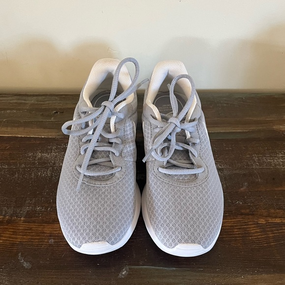 New without box Nike gray grey white size 7 lightweight sneakers - Picture 7 of 13